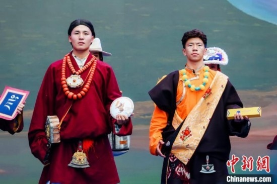 圖為身著民族服飾的演員們展示果洛特產(chǎn)。 果洛州文體旅游廣電局 供圖