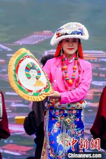 圖為身著民族服飾的演員們展示果洛特色產(chǎn)品。 果洛州文體旅游廣電局 供圖