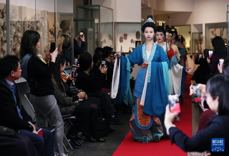 3月13日，在位于法國巴黎的吉美國立亞洲藝術(shù)博物館，模特展示敦煌復(fù)原服飾。新華社記者 高靜 攝