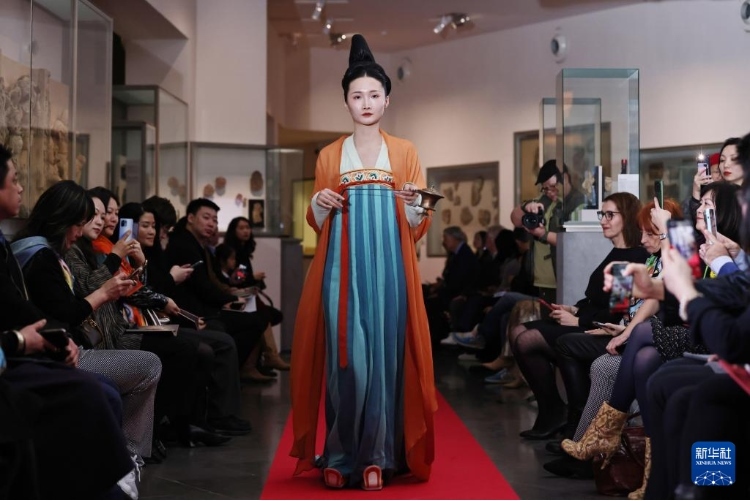 3月13日，在位于法國巴黎的吉美國立亞洲藝術(shù)博物館，模特展示敦煌復(fù)原服飾。新華社記者 高靜 攝