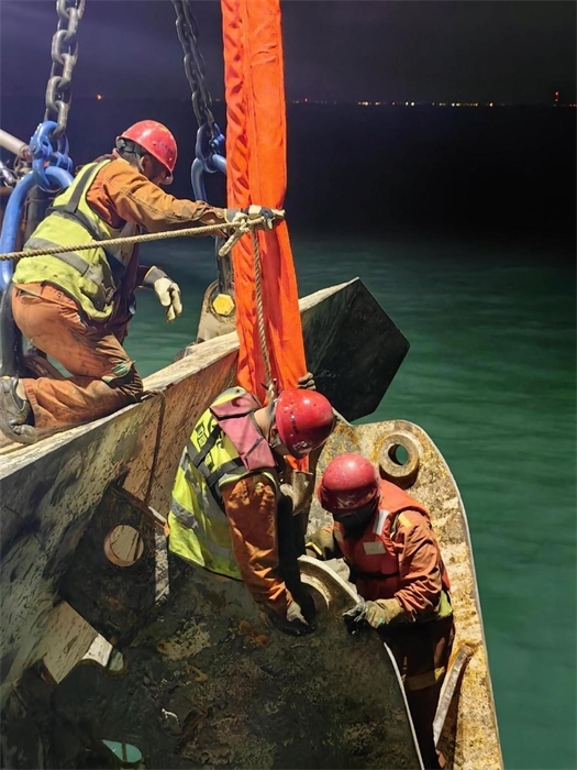 工作人員正在修理橫移錨纜。 “天鯤號(hào)”供圖