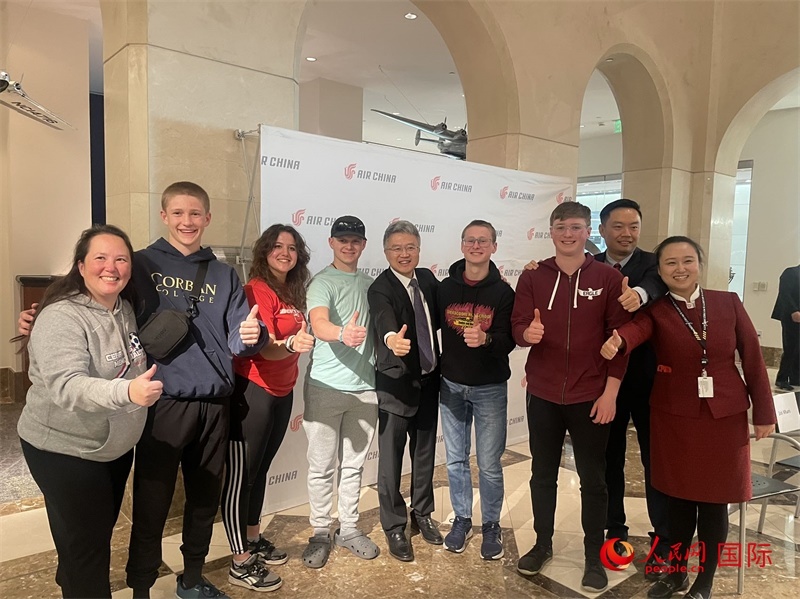 師生們出發(fā)前與國航工作人員合影留念。人民網(wǎng)記者 鄧圩攝