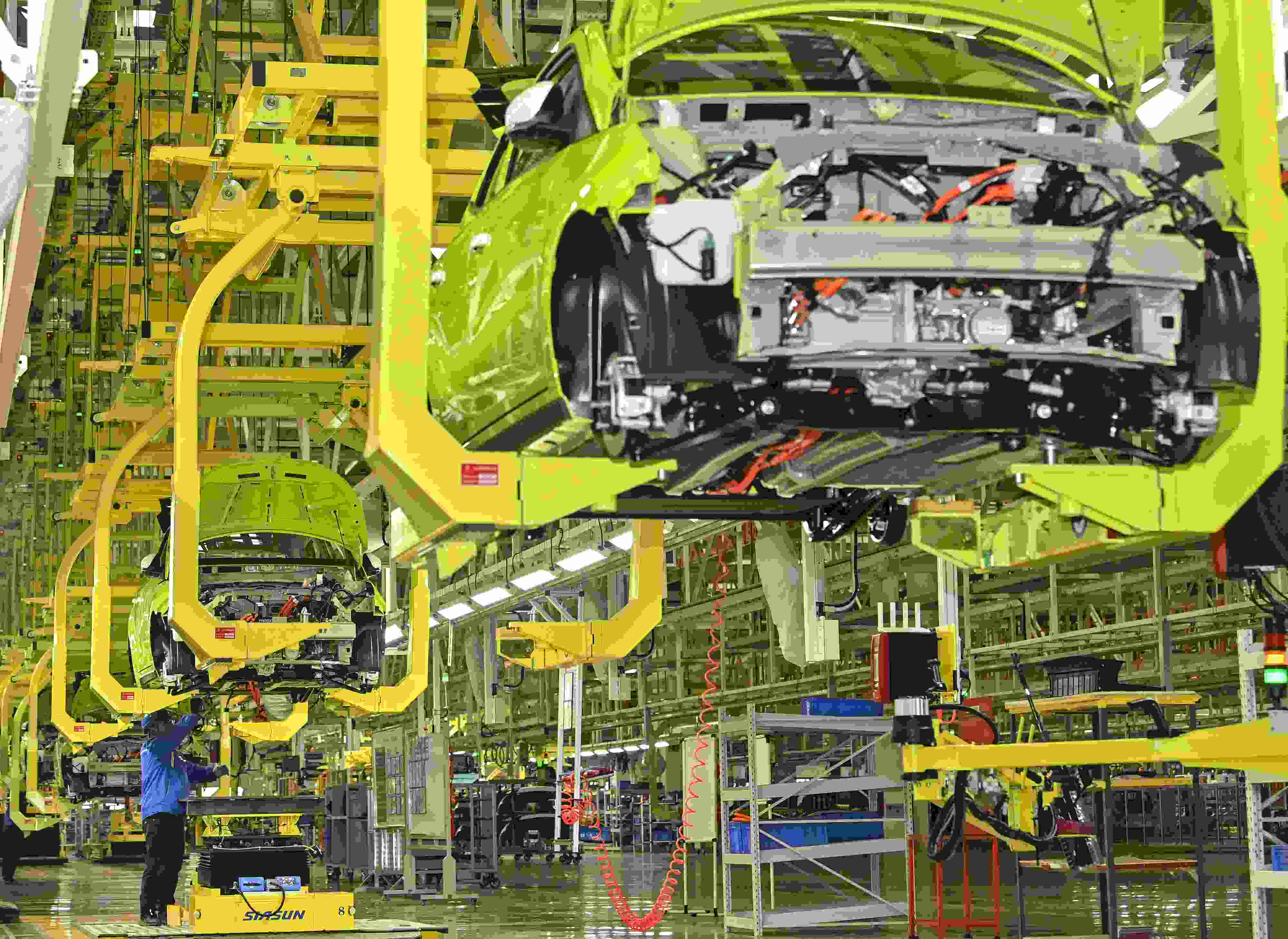 △ 2024年2月27日，一家新能源汽車公司的總裝車間生產(chǎn)線上，工人正在加緊生產(chǎn)趕訂單。