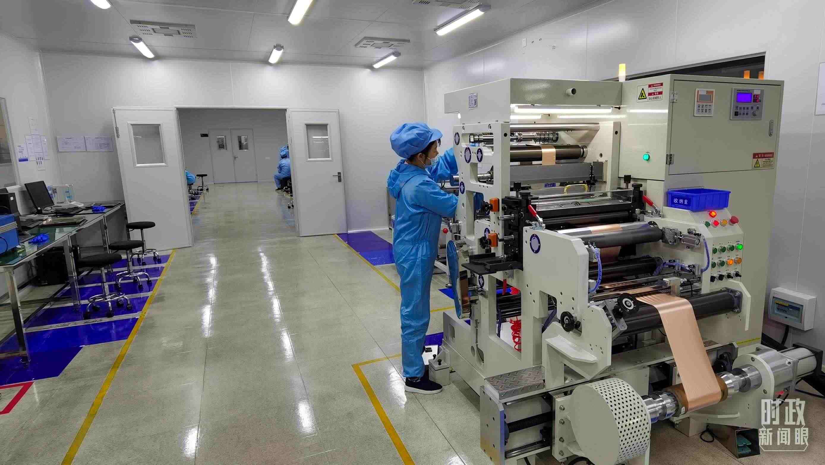 △企業(yè)員工將冷壓后的極片裁出規(guī)定尺寸，用于鋰電池制作。（總臺(tái)央視記者郭鴻拍攝）