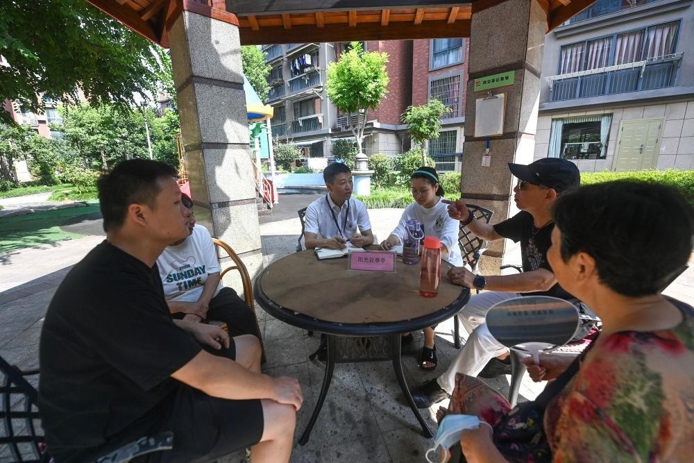 △2023年7月21日，在位于浙江杭州臨安區(qū)錦南街道水岸陽光小區(qū)的陽光議事廳，街道干部在聽取居民們反映的問題及意見。