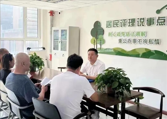 村（居）民評(píng)理說事點(diǎn)調(diào)解矛盾糾紛。遼寧省司法廳供圖