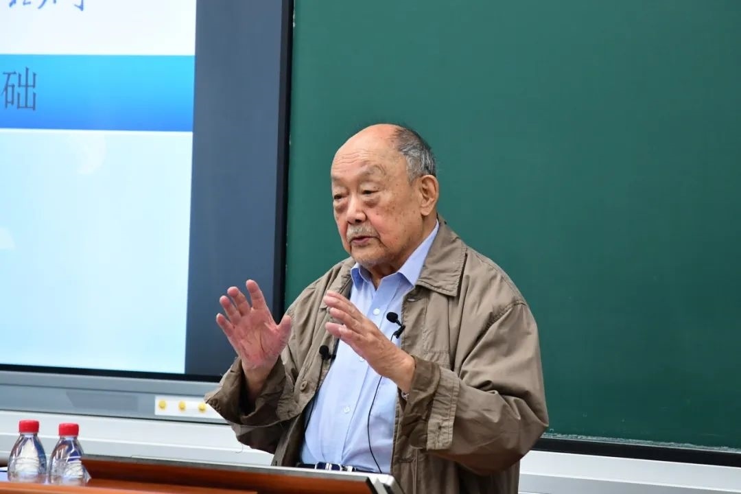 91歲的楊士莪院士“一站到底”為學(xué)生授課。哈爾濱工程大學(xué)供圖
