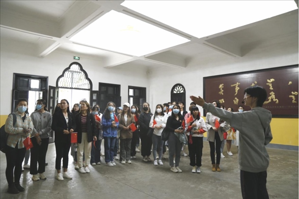 2021年5月20日，少數(shù)民族學(xué)生在湖南第一師范學(xué)院進行紅色研學(xué)活動，共同追尋那段紅色歲月的足跡。