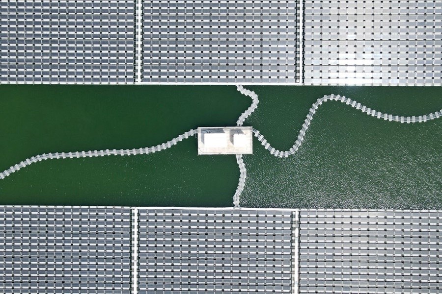 2022年8月25日拍攝的潁上縣毛圩水上光伏電站（無(wú)人機(jī)照片）。近年來(lái)，安徽省阜陽(yáng)市潁上縣古城鎮(zhèn)積極推進(jìn)采煤沉陷區(qū)治理工作，將昔日的采煤沉陷區(qū)建設(shè)成水上光伏電站，既減少占用土地面積，又能生產(chǎn)清潔能源。