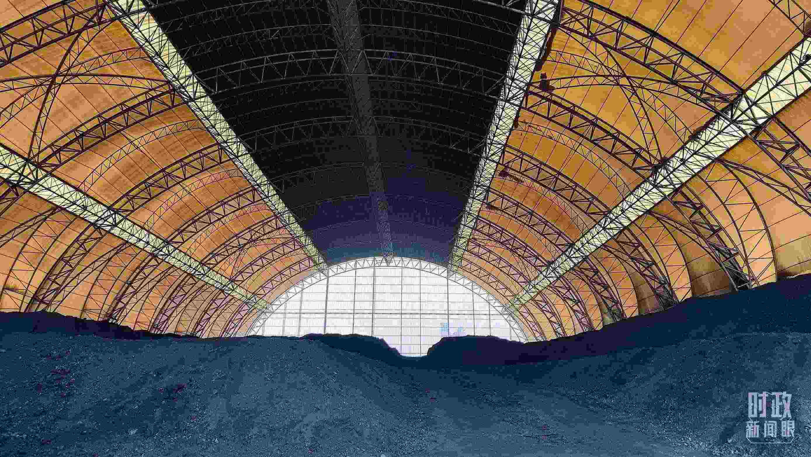 山西瑞光熱電有限責(zé)任公司儲(chǔ)煤場(chǎng)。2022年1月，習(xí)近平來到這里察看煤場(chǎng)儲(chǔ)煤情況。（總臺(tái)央視記者楊立峰拍攝）