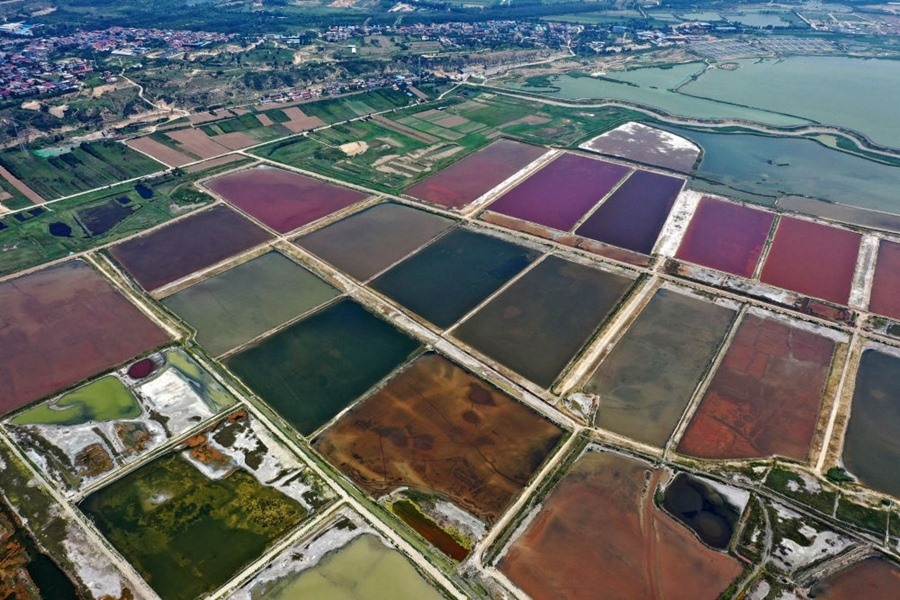這是2023年7月11日拍攝的山西運(yùn)城鹽湖一角（無(wú)人機(jī)照片）。按照“生態(tài)優(yōu)先、保護(hù)為主、適度開發(fā)”的原則，2020年9月，運(yùn)城市全面停止鹽湖范圍內(nèi)的工業(yè)生產(chǎn)活動(dòng)。近年來(lái)，千年鹽湖正在向生態(tài)保護(hù)、風(fēng)貌重塑、產(chǎn)業(yè)轉(zhuǎn)型、全域旅游的“綠色發(fā)展”轉(zhuǎn)變。
