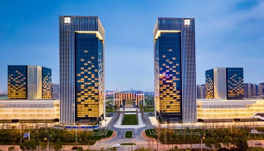 這是2019年3月13日拍攝的位于安徽合肥的中國(guó)聲谷產(chǎn)業(yè)園（無(wú)人機(jī)照片）。截至2024年，中國(guó)聲谷入駐企業(yè)超過(guò)2000戶，年產(chǎn)值超過(guò)2000億元，形成以智能語(yǔ)音及人工智能產(chǎn)業(yè)為核心的新一代信息技術(shù)產(chǎn)業(yè)集群。