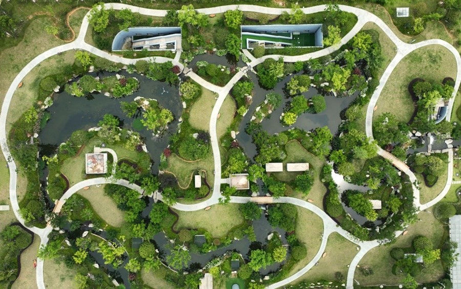 這是2023年6月15日拍攝的以“地上花園+地下治污”設(shè)計(jì)理念建設(shè)的九江市雙溪公園（無(wú)人機(jī)照片）。近年來(lái)，江西省九江市啟動(dòng)中心城區(qū)水環(huán)境綜合整治工程，通過(guò)地下污水治理、岸線生態(tài)修復(fù)、興建“公園式”污水處理廠、城市智慧管網(wǎng)管控等措施，改善水環(huán)境，城市面貌煥然一新。