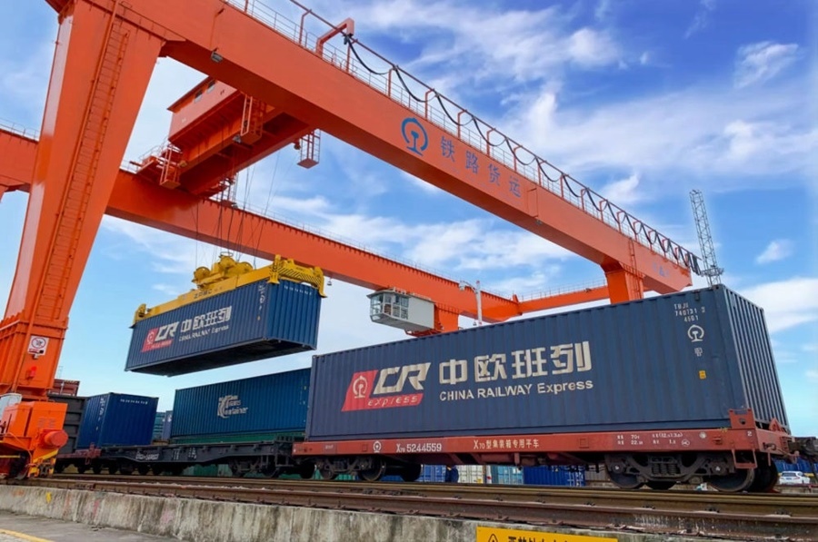 2022年4月29日，在鐵路合肥北站物流基地集裝箱作業(yè)區(qū)，龍門吊吊裝準(zhǔn)備發(fā)運(yùn)的中歐班列集裝箱。