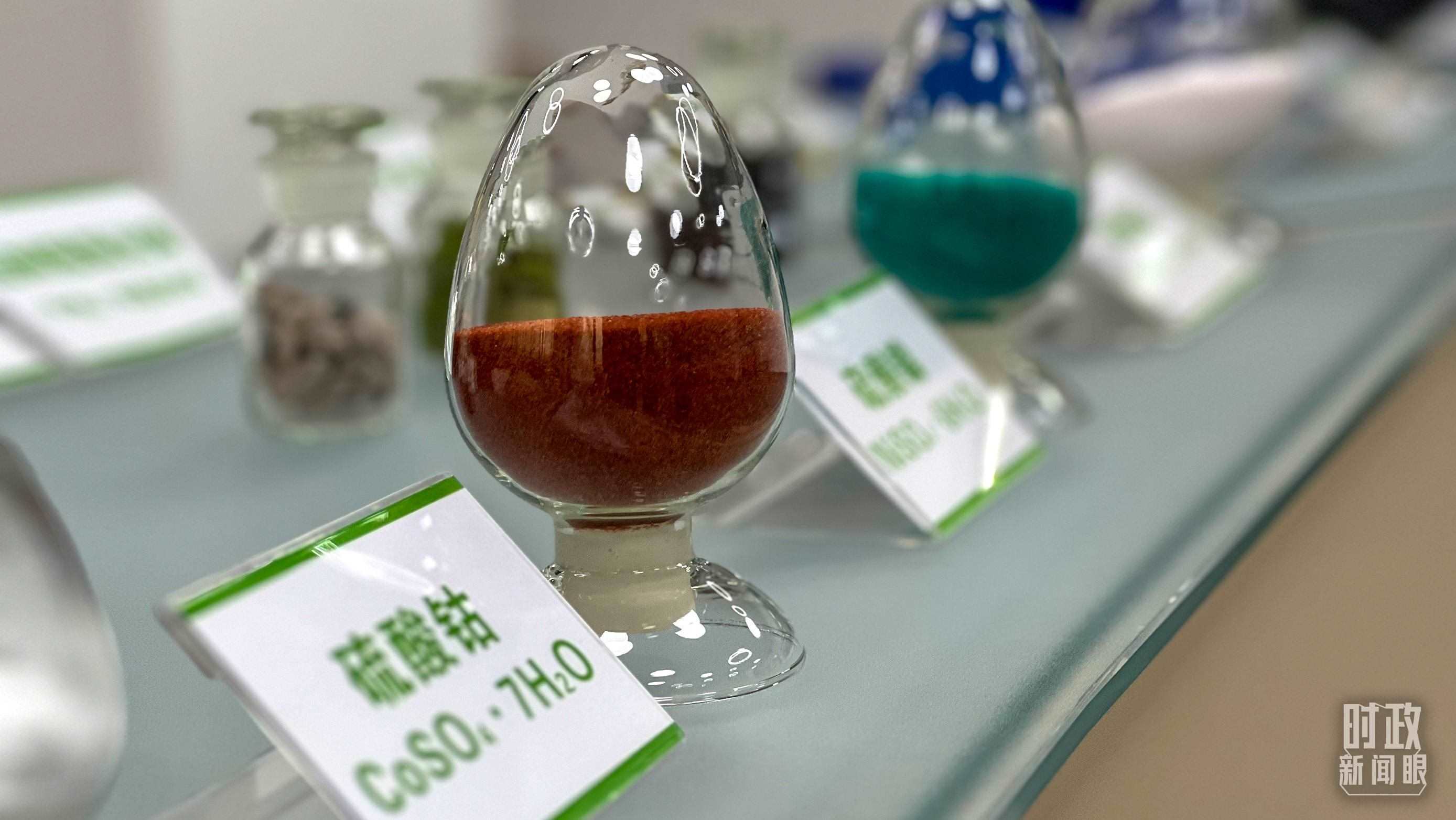 △巴斯夫杉杉電池材料有限公司的產(chǎn)品展示。（總臺央視記者李煒拍攝）