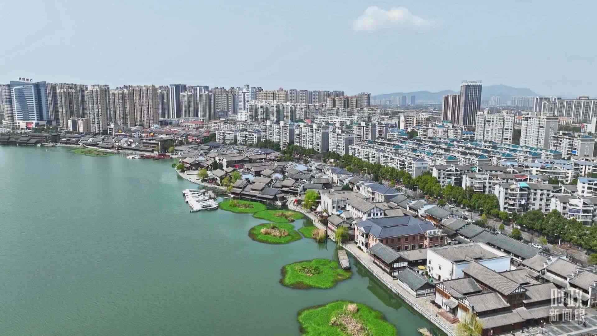 △沅江江畔，常德河街與現(xiàn)代建筑交相輝映。（總臺央視記者范凱拍攝）