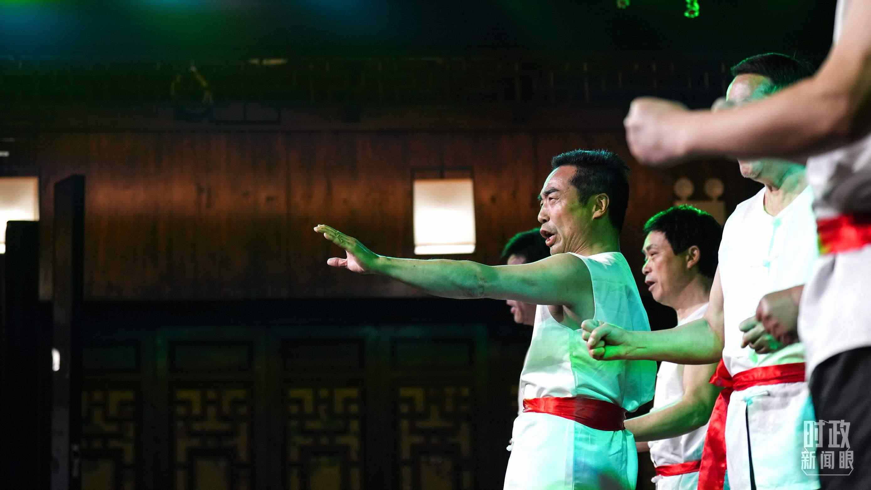 △常德河街，鴛鴦走馬樓上演常德高腔《穆桂英掛帥》和澧水船工號子。（總臺央視記者許永松、國廣記者李晉拍攝）