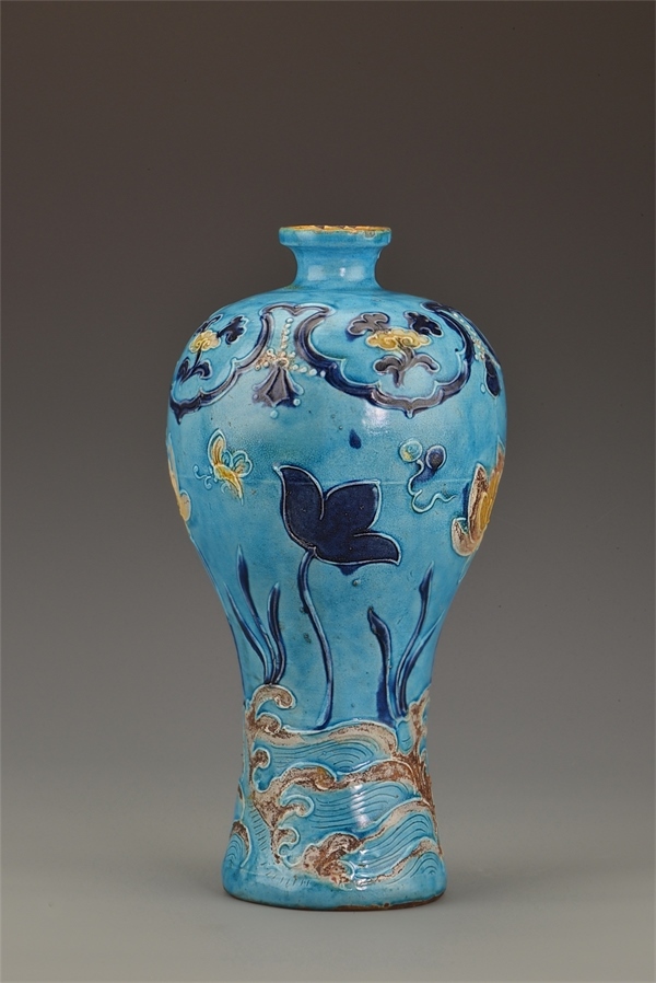 一號沉船出水的琺華彩蓮紋梅瓶。中國文物報社供圖