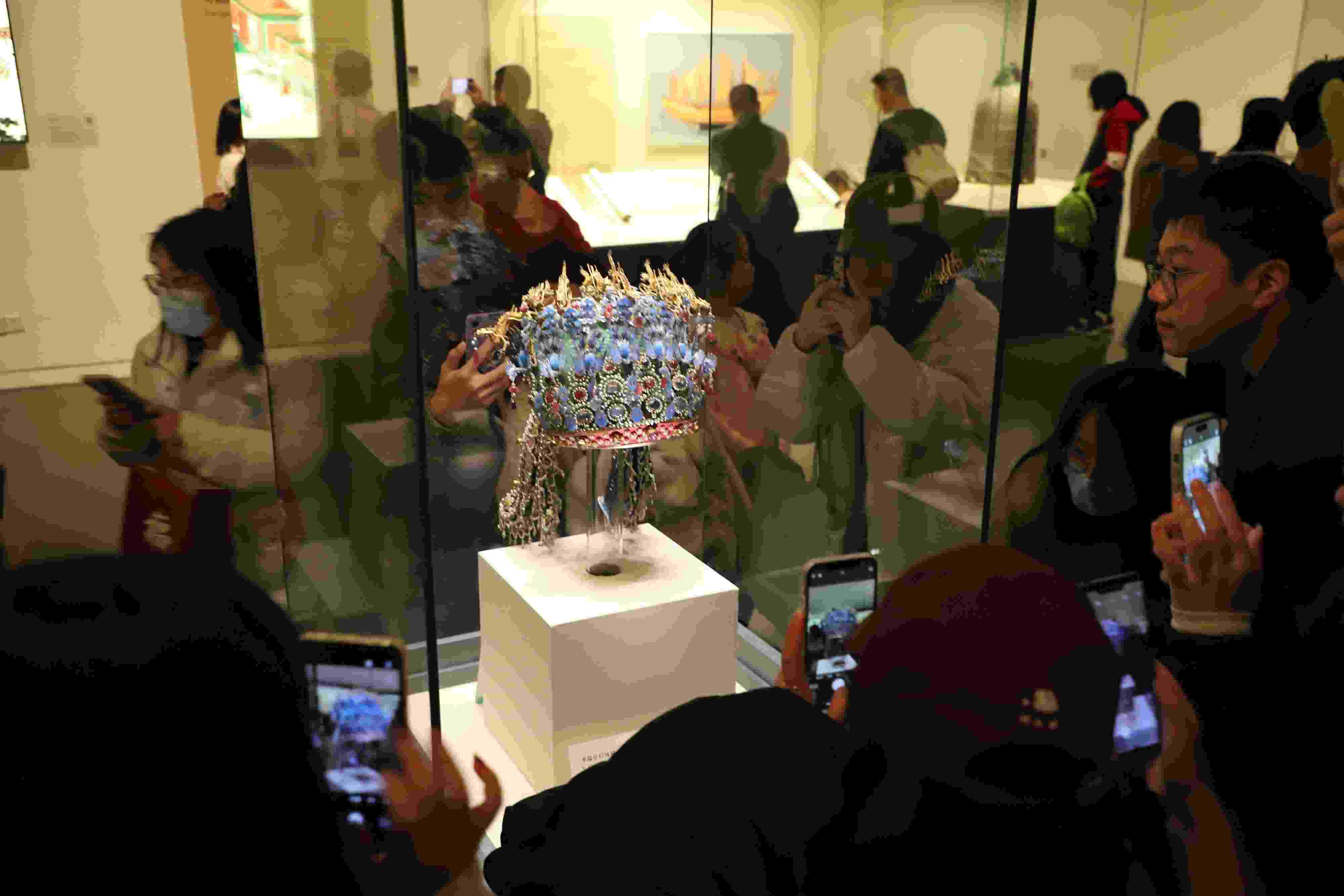 △ 2024年3月9日，北京，中國(guó)國(guó)家博物館，來(lái)自天南海北的游客在參觀藏品。