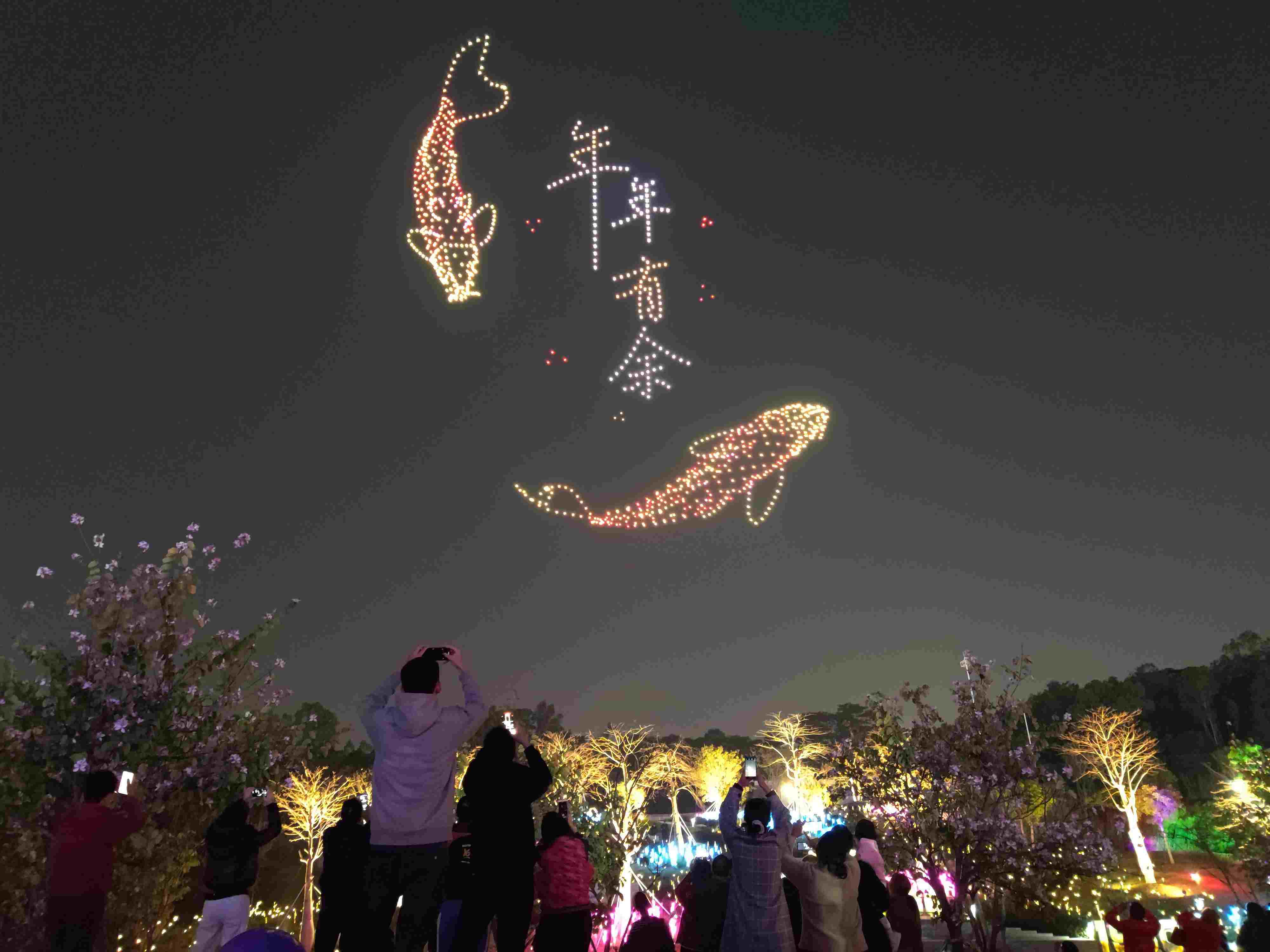 △ 2024年2月10日，深圳北站中心公園，春節(jié)主題無(wú)人機(jī)燈光秀引來(lái)眾多游客駐足觀看。