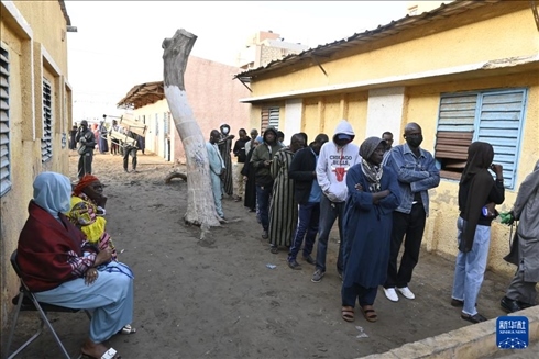 3月24日, 選民在塞內(nèi)加爾首都達喀爾的一處投票站前排隊。新華社發(fā)（登巴·蓋伊攝）