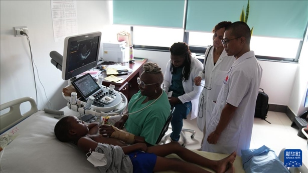 3月4日，在多米尼克羅索的中多友誼醫(yī)院，援多醫(yī)療隊成員、南方醫(yī)科大學(xué)第五附屬醫(yī)院心血管內(nèi)科主治醫(yī)師駱志鵬與當(dāng)?shù)蒯t(yī)生共同診療。新華社記者 王朝 攝