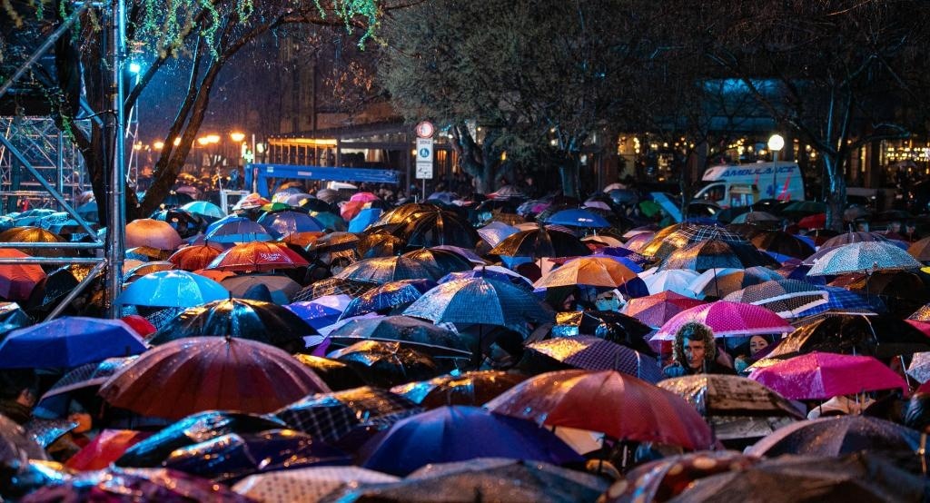 3月24日，在塞爾維亞南部城市普羅庫(kù)普列，人們參加北約轟炸南聯(lián)盟遇難者悼念儀式。新華社發(fā)（王韡攝）