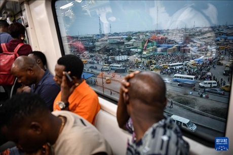 2月28日，在尼日利亞拉各斯，人們乘坐輕軌藍(lán)線列車。新華社記者 韓旭 攝