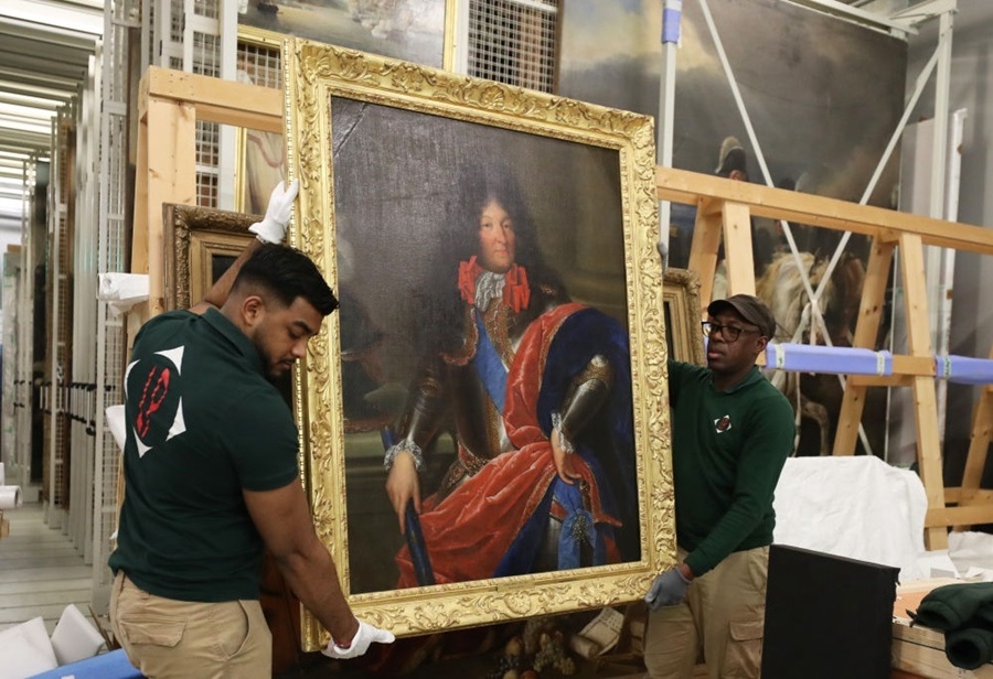  2024年3月11日，在法國巴黎近郊的凡爾賽宮，工作人員準(zhǔn)備打包油畫《路易十四戎裝像》。在2024年中法建交60周年暨中法文化旅游年之際，凡爾賽宮和故宮博物院將于4月至6月在故宮共同舉辦“凡爾賽宮與紫禁城”展覽。凡爾賽宮工作人員將70余件法方展品打包裝箱，計劃在不久之后將其運往北京。新華社記者 高靜 攝