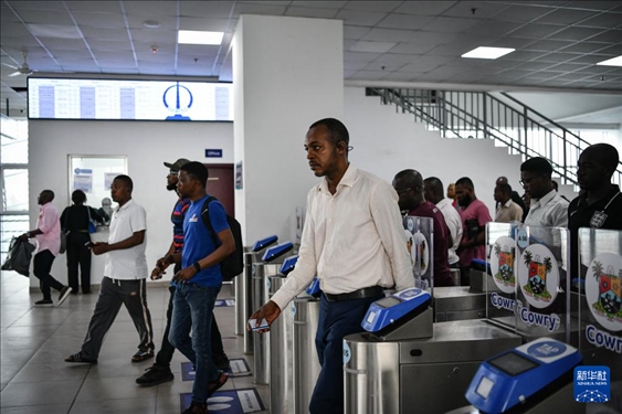 2月28日，在尼日利亞拉各斯，人們?cè)谳p軌藍(lán)線碼頭站刷卡出站。新華社記者 韓旭 攝