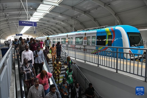 2月28日，在尼日利亞拉各斯，人們?cè)谳p軌藍(lán)線碼頭站下車出站。新華社記者 韓旭 攝