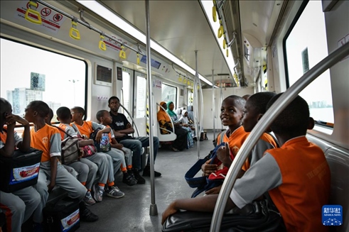 2月28日，在尼日利亞拉各斯，一所小學(xué)的學(xué)生們體驗(yàn)乘坐輕軌藍(lán)線列車。新華社記者 韓旭 攝