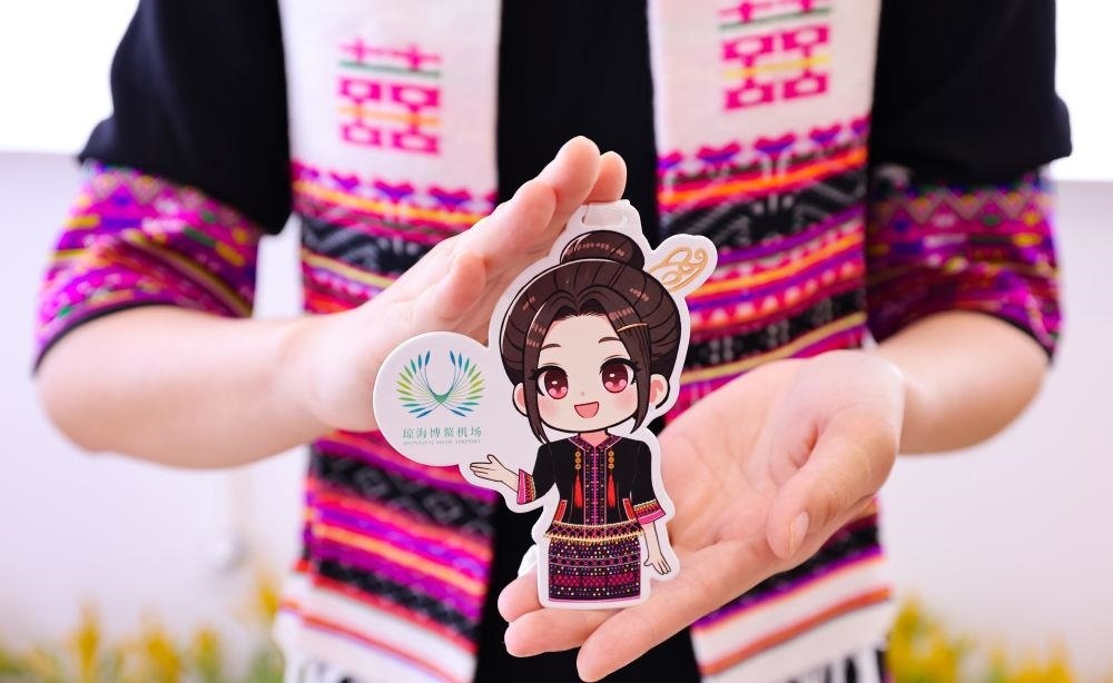 △2024年3月22日，博鰲機(jī)場(chǎng)工作人員展示“博鰲香”香氛卡片。