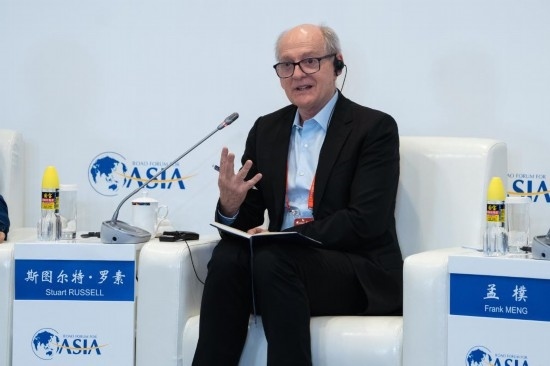 3月27日，《人工智能：現(xiàn)代方法》作者、加州大學(xué)伯克利分校計(jì)算機(jī)科學(xué)系教授斯圖爾特·羅素在分論壇上發(fā)言。新華社記者 曹夢(mèng)瑤 攝