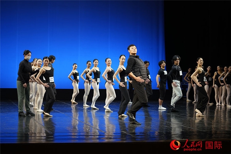 松山芭蕾舞團(tuán)青年代表團(tuán)成員在中央芭蕾舞團(tuán)跟隨中方教師上課。人民網(wǎng)記者 張麗婭攝