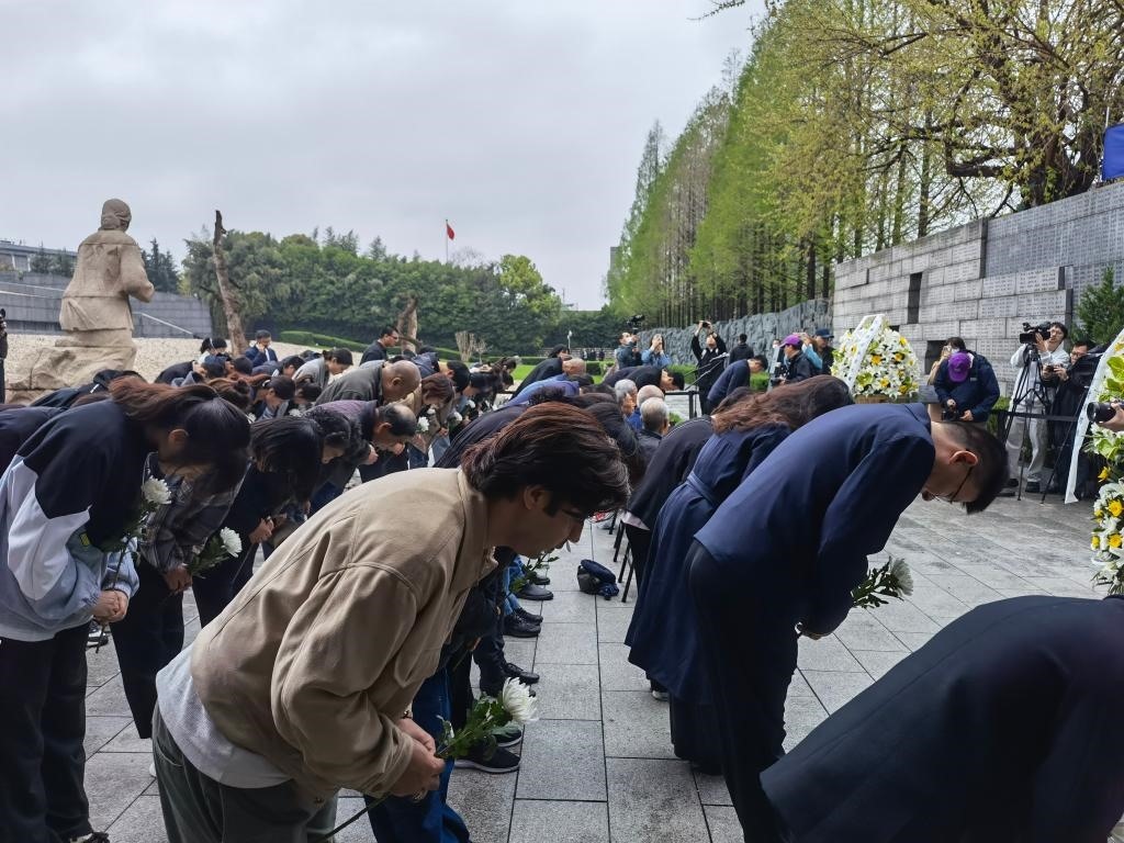 人們面向“哭墻”鞠躬。新華社記者邱冰清 攝