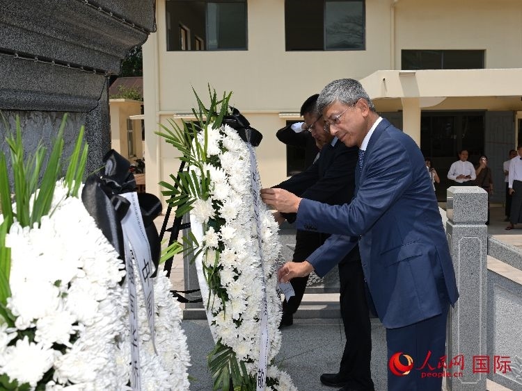 陳海大使向中國遠(yuǎn)征軍紀(jì)念碑敬獻(xiàn)花籃。人民網(wǎng)記者 謝佳君攝