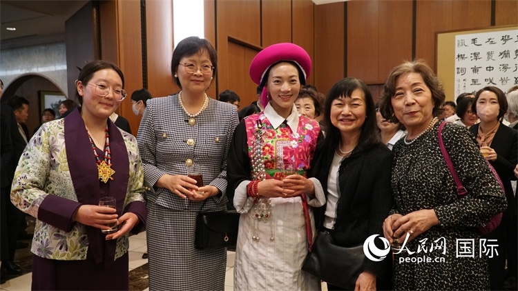 來賓與茨姆等人熱烈交流并合影留念。人民網(wǎng) 蔣曉辰攝