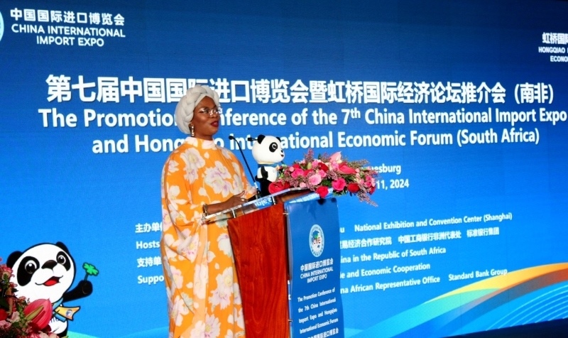 南非貿(mào)易、工業(yè)和競爭部出口促進(jìn)司副總司長馬塔博格致辭。（圖片來源：中國國際進(jìn)口博覽會(huì)官微）