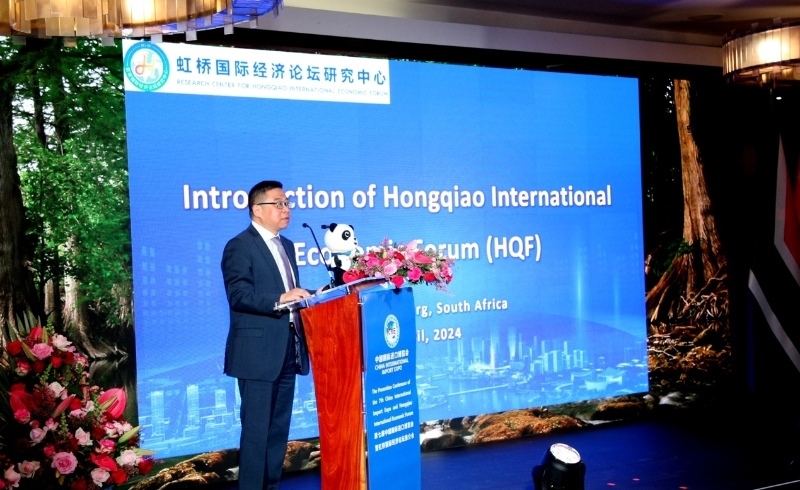 虹橋國際經(jīng)濟(jì)論壇研究中心副理事長、商務(wù)部國際貿(mào)易經(jīng)濟(jì)合作研究院副院長俞子榮致辭。（圖片來源：中國國際進(jìn)口博覽會(huì)官微）