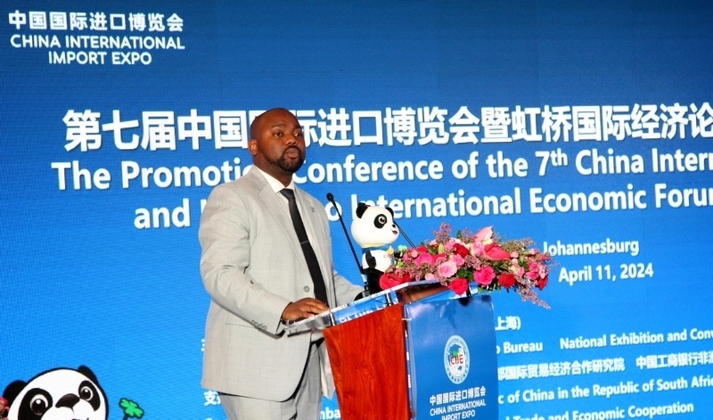 標(biāo)準(zhǔn)銀行集團(tuán)企業(yè)與商業(yè)銀行部國際貿(mào)易總經(jīng)理武巴致辭。（圖片來源：中國國際進(jìn)口博覽會(huì)官微）