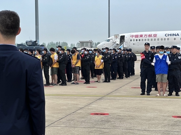 中國籍涉賭詐違法犯罪嫌疑人從柬埔寨被押解回國。人民網(wǎng)記者 郝萍攝