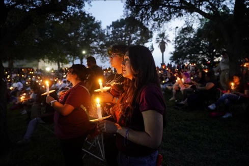 2023年5月24日，在美國得克薩斯州小城尤瓦爾迪，人們參加守夜儀式悼念校園槍擊遇害者。新華社記者吳曉凌攝