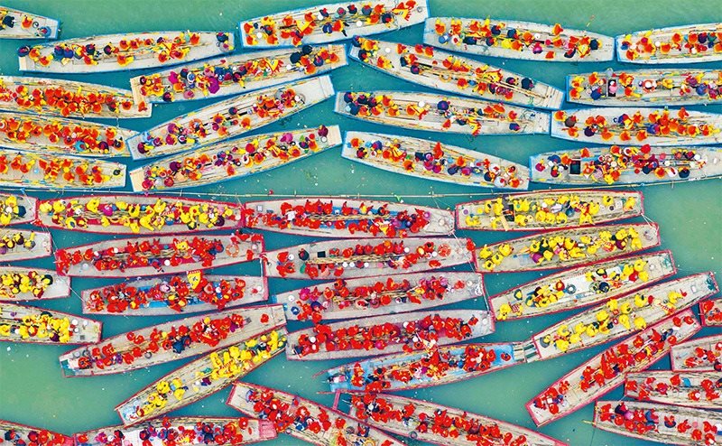 溱潼會(huì)船由南宋相沿至今，歷經(jīng)數(shù)百年傳承，被列入國(guó)家級(jí)非物質(zhì)文化遺產(chǎn)名錄。圖為2024年4月6日在江蘇省泰州市姜堰區(qū)溱湖國(guó)家濕地公園參加會(huì)船表演的船只。 新華社發(fā) 湯德宏/攝