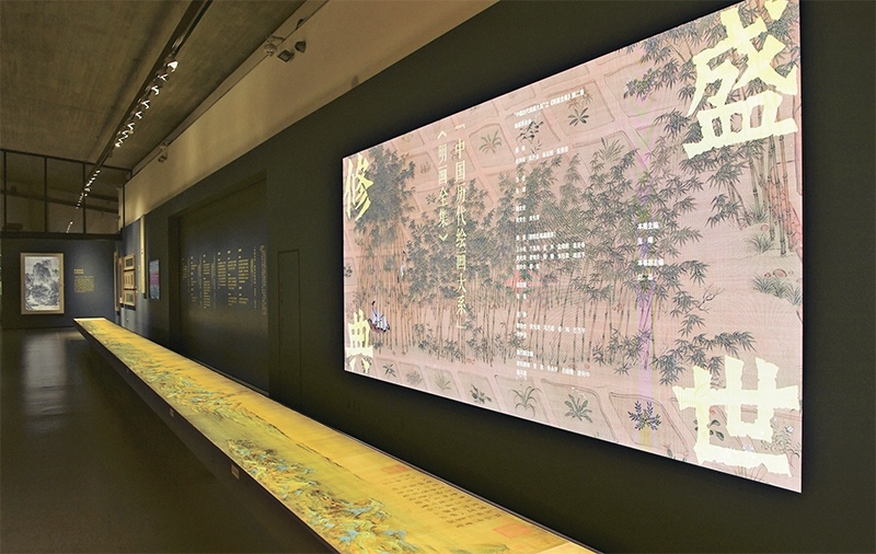 “中國(guó)歷代繪畫大系”，是習(xí)近平總書記親自批準(zhǔn)、高度重視的一項(xiàng)規(guī)模浩大、縱貫歷史、橫跨中外的國(guó)家級(jí)重大文化工程。圖為中國(guó)國(guó)家版本館杭州分館展示的“盛世修典——‘中國(guó)歷代繪畫大系’”收錄的數(shù)字化古畫（2023年5月31日攝）。 新華社記者 翁忻旸/攝