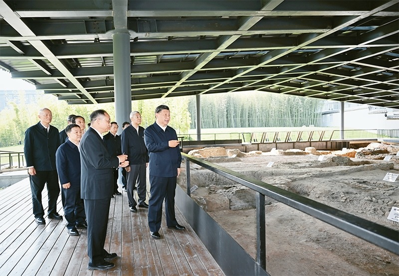 2023年10月10日至13日，中共中央總書記、國家主席、中央軍委主席習(xí)近平在江西考察。這是11日上午，習(xí)近平在景德鎮(zhèn)市陶陽里歷史文化街區(qū)南麓遺址考察。 新華社記者 謝環(huán)馳/攝