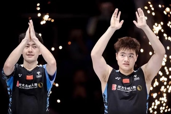 4月14日，梁偉鏗（右）/王昶在頒獎(jiǎng)儀式上。 新華社記者 江漢攝