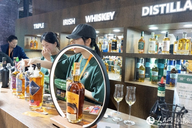 第四屆中國國際消費品博覽會愛爾蘭國家館內(nèi)的參展商。人民網(wǎng) 常沙攝
