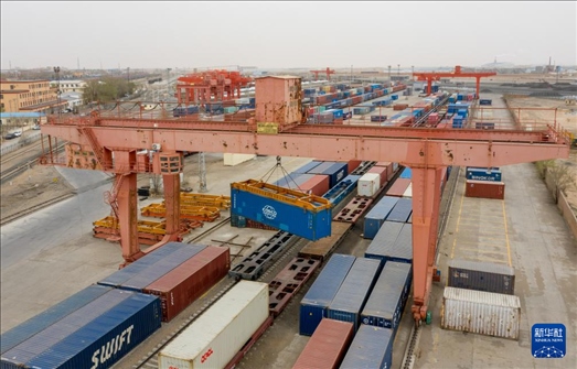 4月21日，二連浩特鐵路口岸龍門吊吊裝中歐班列集裝箱（無人機(jī)照片）。 新華社發(fā)（張海峰攝）