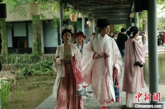 年輕人盛裝過(guò)“漢服節(jié)”。毛瑜 攝